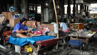 Sebagian warga telah direlokasi ke Rusun Rorotan sejak Minggu lalu. Tetapi ada juga yang memilih bertahan di kolong tol tersebut.  