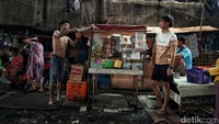 Warga yang bertahan ini mengaku khawatir tidak bisa membayar uang sewa di Rusun Rorotan.  