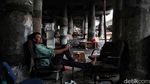 Mereka yang Bertahan di Kolong Tol Gedong Panjang Jakarta