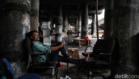Himpitan ekonomi membuat sebagian warga terpaksa tinggal di kolong Tol Gedong Panjang.  