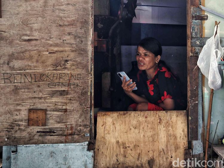 Mereka yang Bertahan di Kolong Tol Gedong Panjang Jakarta