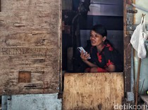 Mereka yang Bertahan di Kolong Tol Gedong Panjang Jakarta