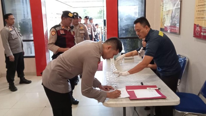 Momen anggota Polsek Kelapa Gading dites urine (dok. Polsek Kelapa Gading)