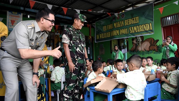 Sejumlah siswa TK Kartika V-11 Air Putih menyantap makanan saat uji coba makanan bergizi di Samarinda, Kalimantan Timur, Selasa (10/12/2024). Forkopimda Kota Samarinda melakukan uji coba makanan bergizi gratis untuk mendukung program pemerintahan Prabowo-Gibran dalam memenuhi kebutuhan gizi anak dengan target 80 juta penerima manfaat di seluruh Indonesia. Antara Foto/M Risyal Hidayat