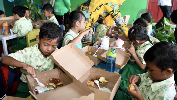 Sejumlah siswa TK Kartika V-11 Air Putih menyantap makanan saat uji coba makanan bergizi di Samarinda, Kalimantan Timur, Selasa (10/12/2024). Forkopimda Kota Samarinda melakukan uji coba makanan bergizi gratis untuk mendukung program pemerintahan Prabowo-Gibran dalam memenuhi kebutuhan gizi anak dengan target 80 juta penerima manfaat di seluruh Indonesia. Antara Foto/M Risyal Hidayat