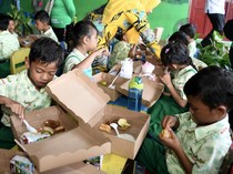 Momen Siswa TK di Samarinda Ikuti Uji Coba Makan Bergizi Gratis
