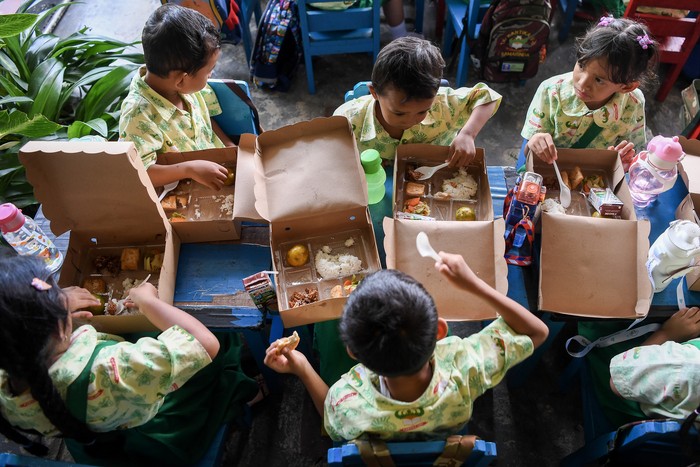 Sejumlah siswa TK Kartika V-11 Air Putih menyantap makanan saat uji coba makanan bergizi di Samarinda, Kalimantan Timur, Selasa (10/12/2024). Forkopimda Kota Samarinda melakukan uji coba makanan bergizi gratis untuk mendukung program pemerintahan Prabowo-Gibran dalam memenuhi kebutuhan gizi anak dengan target 80 juta penerima manfaat di seluruh Indonesia. Antara Foto/M Risyal Hidayat