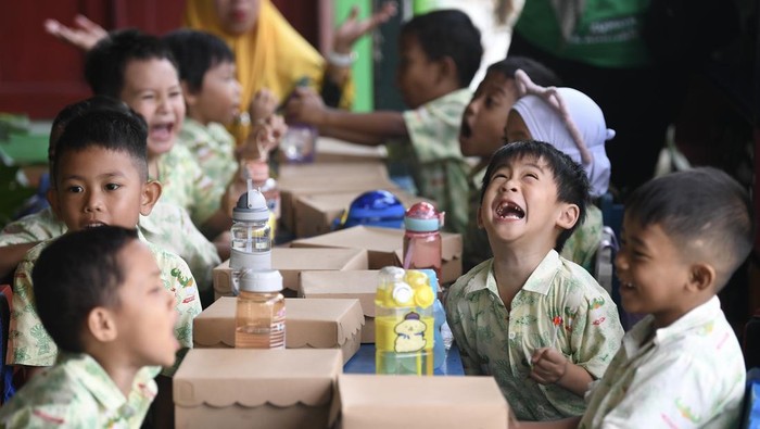 Sejumlah siswa TK Kartika V-11 Air Putih menyantap makanan saat uji coba makanan bergizi di Samarinda, Kalimantan Timur, Selasa (10/12/2024). Forkopimda Kota Samarinda melakukan uji coba makanan bergizi gratis untuk mendukung program pemerintahan Prabowo-Gibran dalam memenuhi kebutuhan gizi anak dengan target 80 juta penerima manfaat di seluruh Indonesia. Antara Foto/M Risyal Hidayat