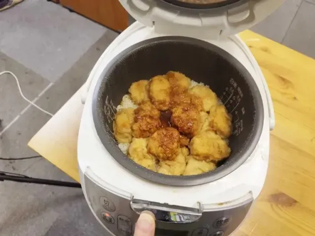 nasi nugget ayam yang dimasak pakai rice cooker