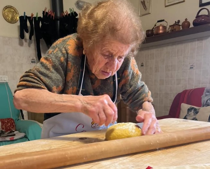Keren! Nenek Berusia 89 Tahun Sukses Jadi Konten Kreator Pasta