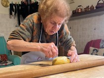 Keren! Nenek Berusia 89 Tahun Sukses Jadi Konten Kreator Pasta