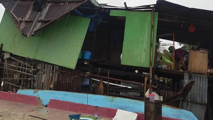Angin puting beliung menerjang tiga kecamatan di Kabupaten Pangkep, Sulawesi Selatan (Sulsel) selama dua hari.