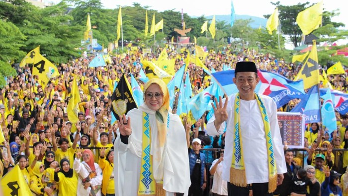 Paslon wali kota dan wakil wali kota Parepare Erna Rasyid (kiri) dan Rahmat Sjamsu Alam (kanan) saat masa kampanye.