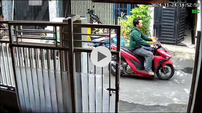Pelaku saat beraksi mencuri motor jaminan rental