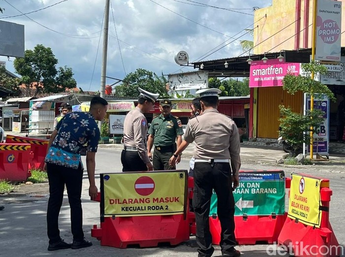 Pemasangan barrier dan rambu di simpang tiga Taman Gergunung, Klaten Utara, Kabupaten Klaten, Selasa (10/12/2024).