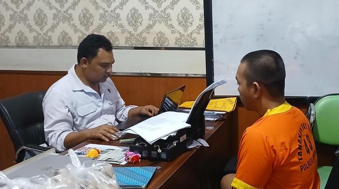Pelaku pembacokan di teras masjid Lamongan saat diperiksa