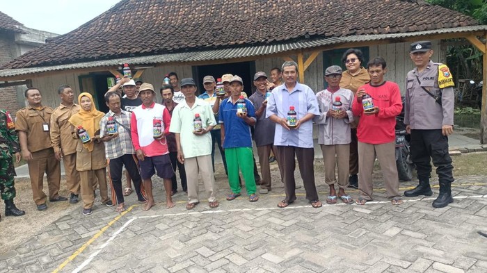 Pembagian pestisida gratis ke petani di Kalitidu Bojonegoro