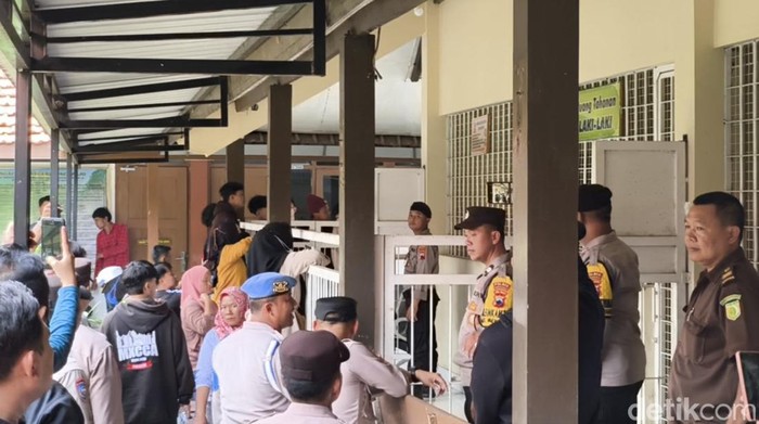 Tiga terdakwa pembunuhan di Polokarto, saat hadir di Pengadilan Negeri Sukoharjo, Selasa (10/12/2024).