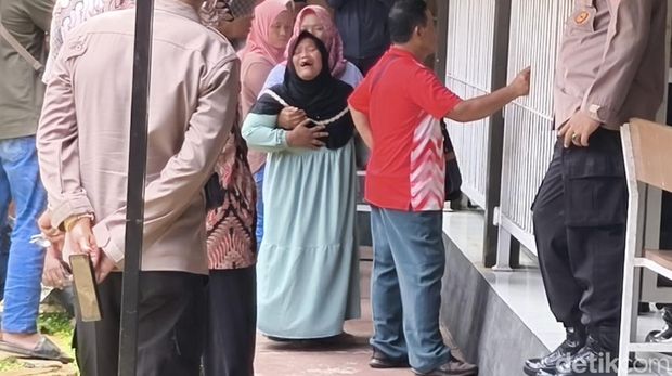 Ibu Serilina, Sarni, saat menangis histeris di Pengadilan Negeri Sukoharjo, Selasa (10/12/2024).