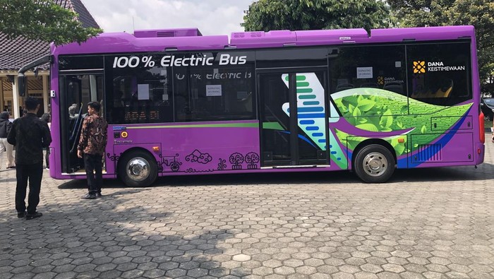 Bus listrik yang diujicobakan di kawasan Sumbu Filosofi sebagai bagian upaya Pemda DIY menekan laju emisi. Foto diunggah Selasa (10/12/2024).