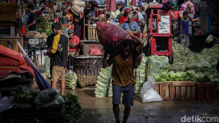 Pemerintah Jamin Stok Pangan Aman di Tengah Cuaca Ekstrem Pedagang menata sayuran di Pasar Induk Kramat Jati, Jakarta, Selasa (10/12/2024). Menteri Koordinator Bidang Pangan Zulkifli Hasan (Zulhas) memastikan stok pangan aman di tengah cuaca ekstrem melanda Indonesia. Hal ini disebabkan karena produksi pangan tahun ini lebih baik dibandingkan produksi tahun lalu, termasuk di sektor perikanan dan pertanian.