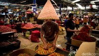 Untuk harga bawang putih Rp 42 ribu/kg, harga cabai merah keriting Rp 35 ribu/kg, harga cabai hijau Rp 42 ribu/kg. Kemudian untuk harga telur sekitar Rp 24 ribu sampai Rp 26 ribu/kg.