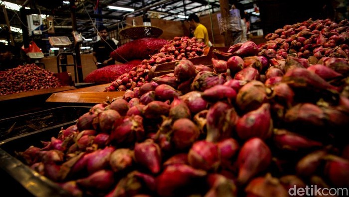 Pemerintah Jamin Stok Pangan Aman di Tengah Cuaca Ekstrem Pedagang menata sayuran di Pasar Induk Kramat Jati, Jakarta, Selasa (10/12/2024). Menteri Koordinator Bidang Pangan Zulkifli Hasan (Zulhas) memastikan stok pangan aman di tengah cuaca ekstrem melanda Indonesia. Hal ini disebabkan karena produksi pangan tahun ini lebih baik dibandingkan produksi tahun lalu, termasuk di sektor perikanan dan pertanian.