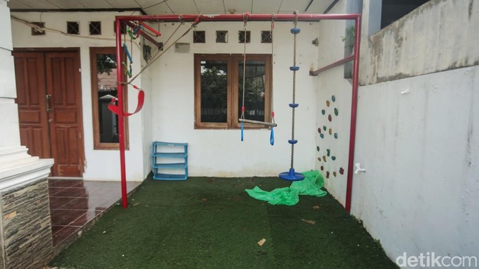 Tempat penitipan anak atau daycare Kiddy Space di Sawangan, Depok, telah dipasangi garis polisi. Daycare itu digaris polisi karena pengasuh melakukan penyiraman air panas kepada balita.