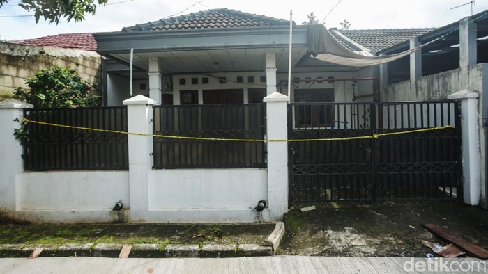Tempat penitipan anak atau daycare Kiddy Space di Sawangan, Depok, telah dipasangi garis polisi. Daycare itu digaris polisi karena pengasuh melakukan penyiraman air panas kepada balita.