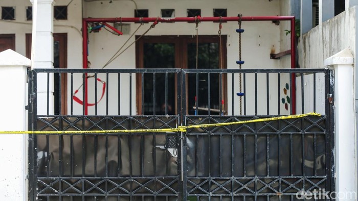Penampakan Daycare di Depok Usai Penyiraman Air Panas ke Balita Tempat penitipan anak atau daycare Kiddy Space di Sawangan, Depok, telah dipasangi garis polisi. Daycare itu digaris polisi karena pengasuh melakukan penyiraman air panas kepada balita.