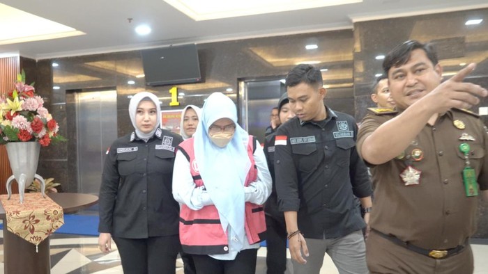 Penampakan tersangka kasus kredit fiktif Rp 3,5 M (rompi pink) di salah satu bank BUMN di Takalar. Dokumen Istimewa