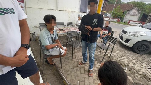 Sat Resnarkoba Polres Lombok Tengah saat mengamankan pengedar sabu inisiasi EAP di Batukliang. (istimewa)