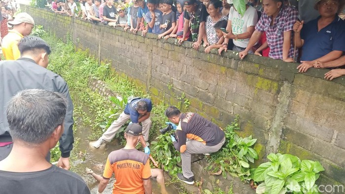 Penemuan mayat pria di saluran irigasi di Jembrana, Bali, Selasa (10/12/2024).