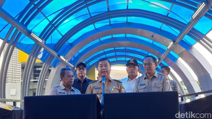 Penjabat (Pj) Gubernur Jakarta Teguh Setyabudi meresmikan empat jembatan penyeberangan orang (JPO) di Jakarta (Belia/detikcom).