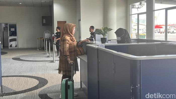 Penumpang saat diperiksa pihak Imigrasi di Bandara Kualanamu, Deli Serdang. (Kartika Sari/detikSumut)