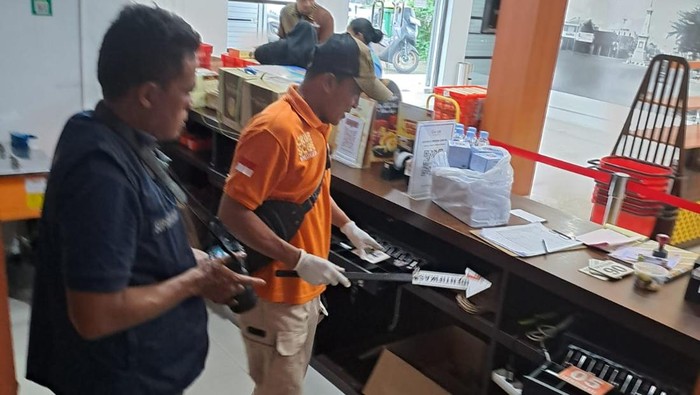 Penyidik Polsek Gamping dan Tim Inafis Polresta Sleman melakukan olah TKP kasus pencurian di Toko Bakpia Kukus Jalan Wates KM 8, Balecatur, Gamping, Selasa (10/12/2024).