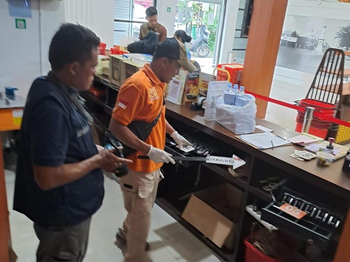 Penyidik Polsek Gamping dan Tim Inafis Polresta Sleman melakukan olah TKP kasus pencurian di Toko Bakpia Kukus Jalan Wates KM 8, Balecatur, Gamping, Selasa (10/12/2024).