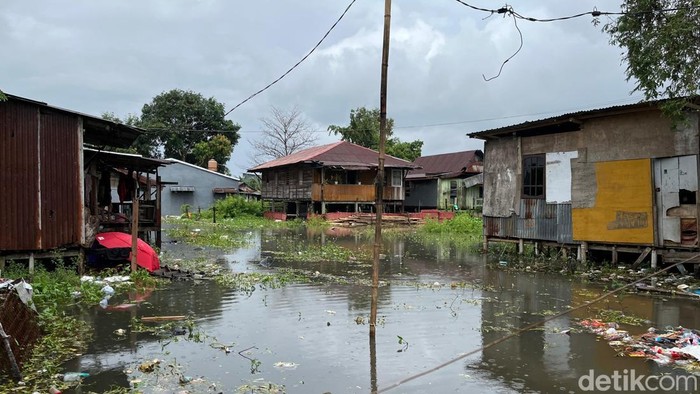 Permukiman warga di Jalan Adhyaksa Lorong 3, Kecamatan Panakkukang, Kota Makassar, terendam banjir.