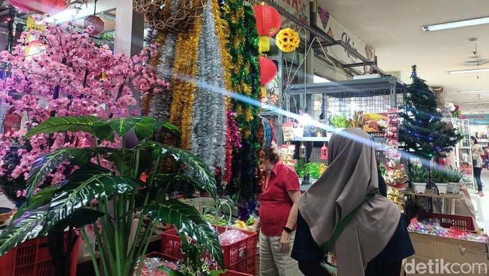 Pernak-pernik Natal di Pusat Grosir Surabaya mulai diburu pelanggan.