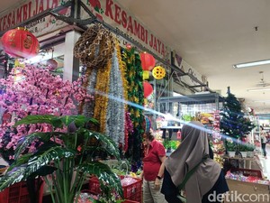 Pernak-Pernik Natal di Pusat Grosir Surabaya Mulai Diburu Pelanggan