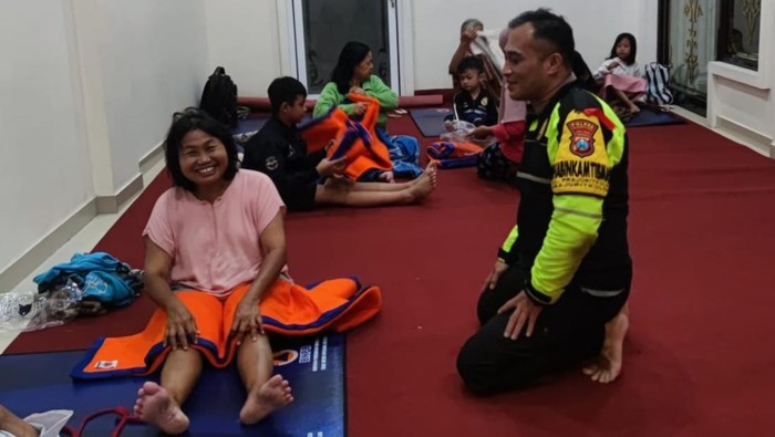 Petugas gabungan evakuasi korban banjir di Mojokerto