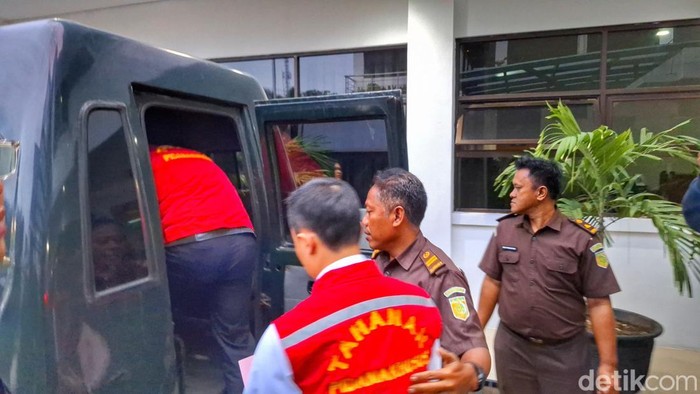 Petugas saat menggiring tersangka ABP dan RF di kantor Kejaksaan Negeri (Kejari) Kabupaten Bandung, Selasa (10/12/2024).