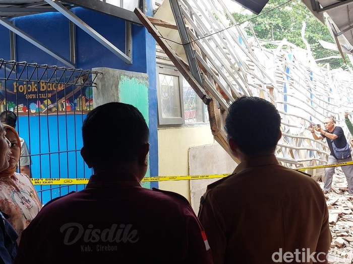 Pj Bupati Cirebon tinjau bangunan sekolah yang ambruk.
