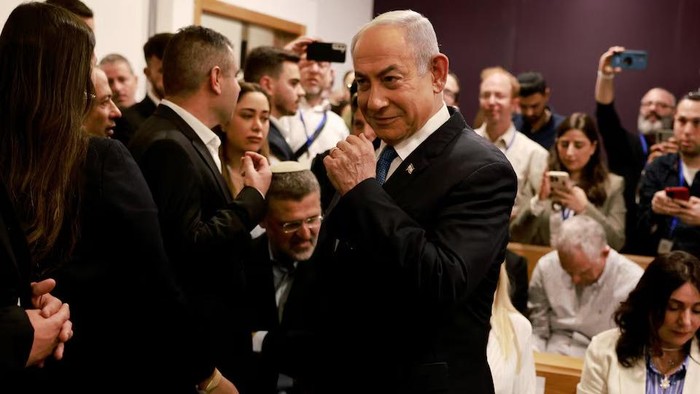PM Israel Benjamin Netanyahyu saat menghadiri persidangan kasus korupsi yang menjerat dirinya Israeli Prime Minister Benjamin Netanyahu arrives at the district court in Tel Aviv for his hearing on corruption charges on December 10, 2024. Netanyahu, the first sitting prime minister of Israel to face a criminal trial, testified for the first time when his corruption case resumed on December 10 on charges of bribery, fraud and breach of public trust in three separate cases. MENAHEM KAHANA/Pool via REUTERS Purchase Licensing Rights