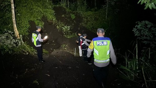 Polis melakukan olah TKP longsong di Desa Bhuana Giri, Karangasem, Selasa (10/12/2024). (Istimewa)