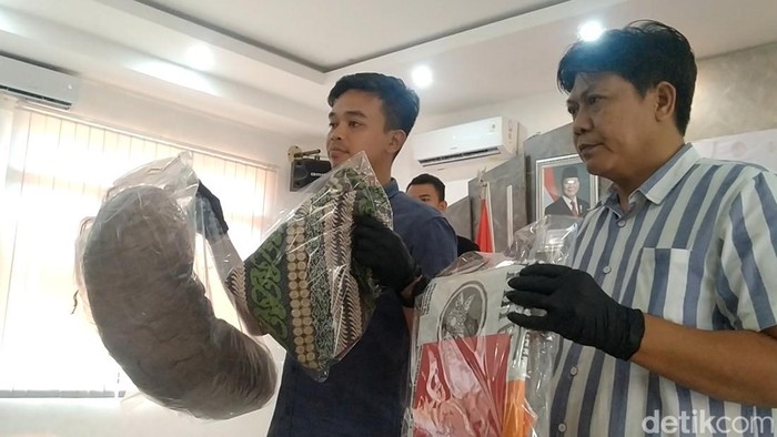 Polisi memamerkan barang bukti kasus tewasnya bocah dalam karung di Pemalang, Selasa (10/12/2024).