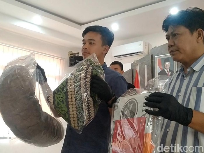 Polisi memamerkan barang bukti kasus tewasnya bocah dalam karung di Pemalang, Selasa (10/12/2024).