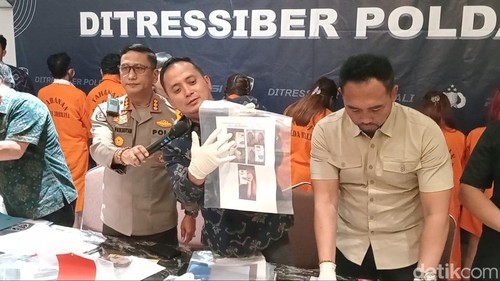 Polisi menunjukkan barang bukti promosi judol yang dilakukan 10 tersangka, Selasa (10/12/2024). (Aryo Mahendro/detikBali).