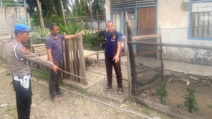 Polisi saat mendatangi lokasi penusukan di Musi Rawas