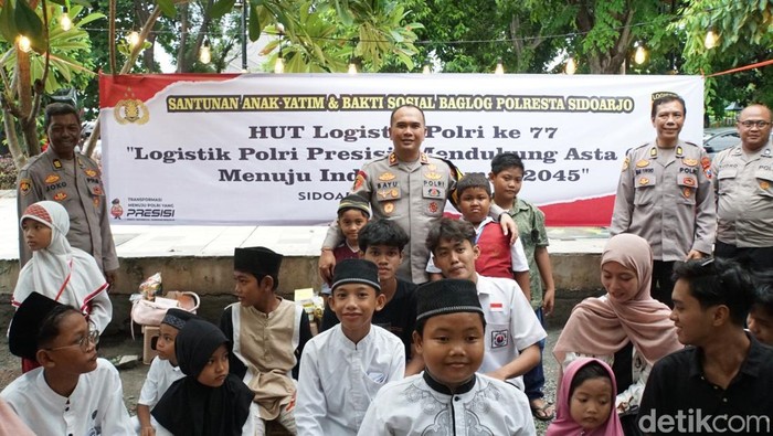 Polresta Sidoarjo rayakan HUT ke-77 Logistik dengan berbagi.